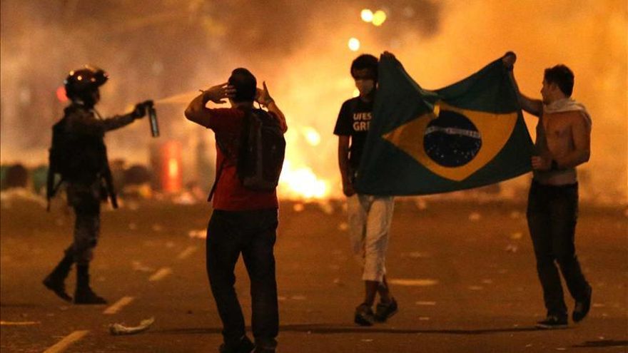 Manifestantes y la policía se enfrentan cerca de estadio de la Copa Confederaciones
