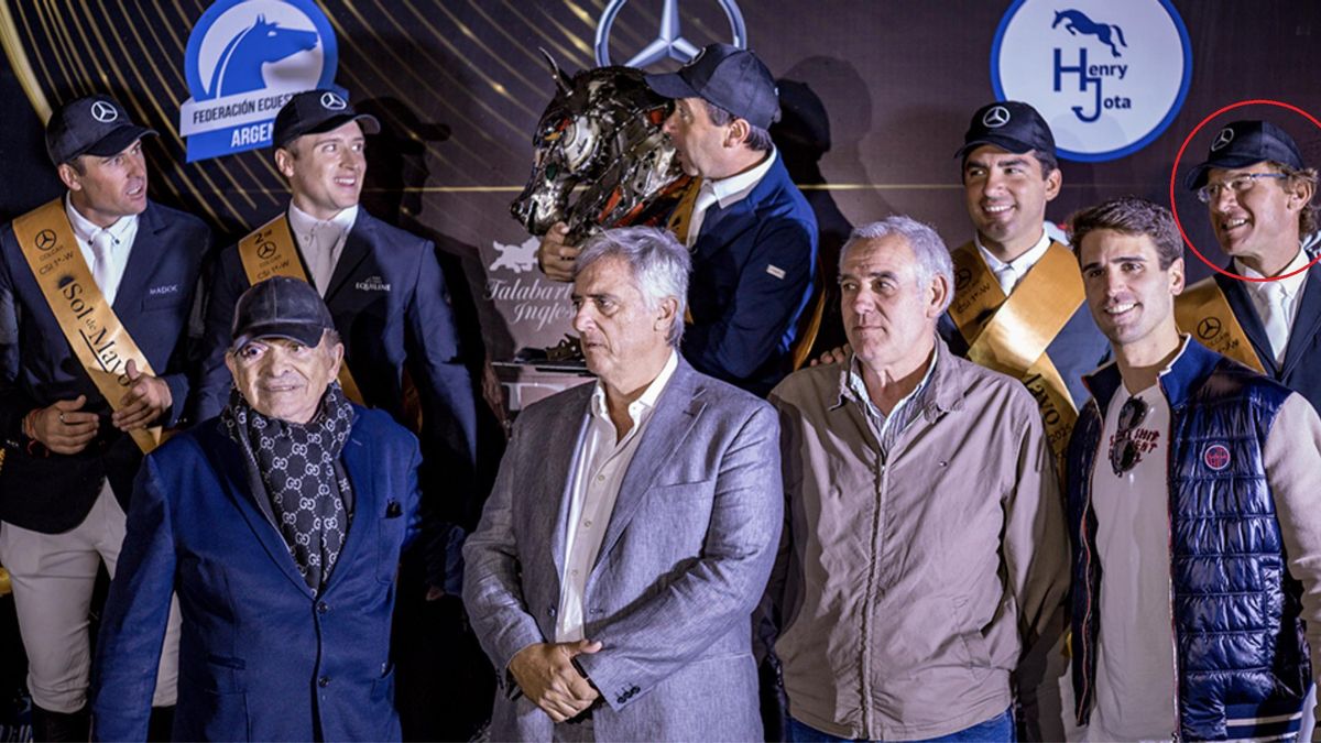 Fraschina (círculo rojo), junto a otros jinetes y autoridades de la equitación, en el podio de un certamen.