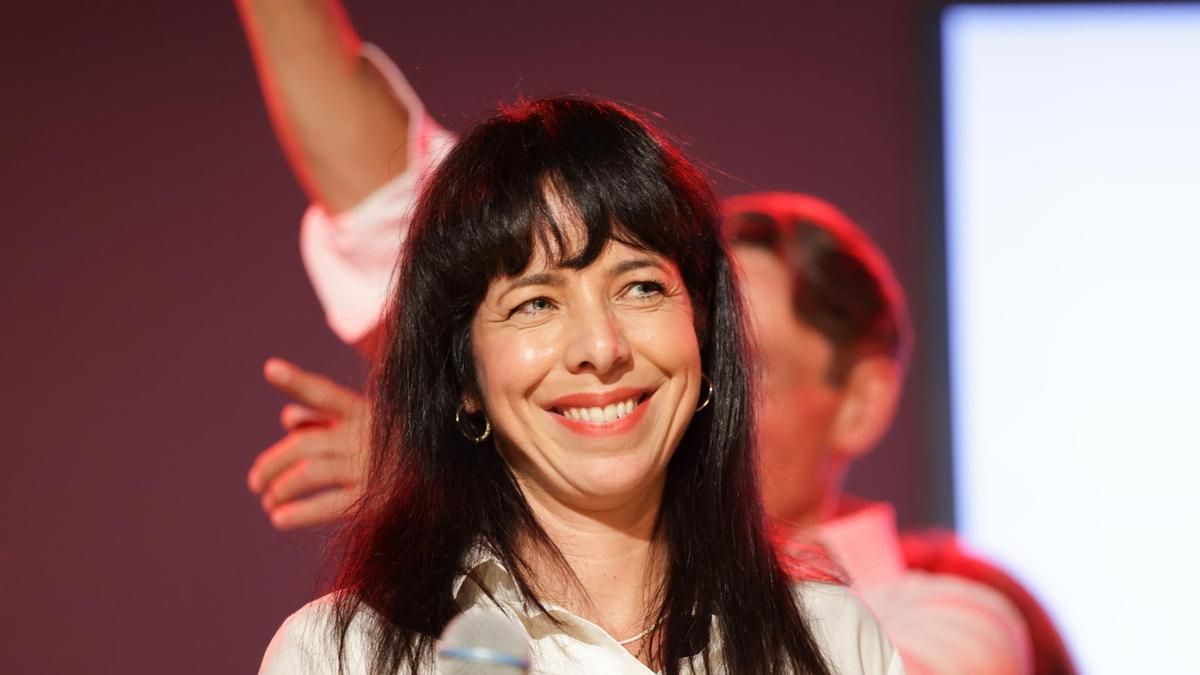 La principal candidata del partido Die Linke (La Izquierda) en las elecciones estatales de Berlín, Elif Eralp, reacciona a las encuestas a pie de urna.