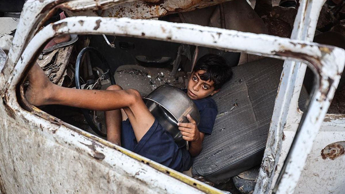 Un niño palestino espera en un punto de distribución de comida en Ciudad de Gaza, el 20 de julio.