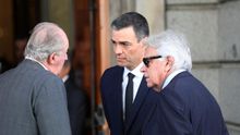 Pedro Sánchez junto a Felipe González y el rey Juan Carlos I.