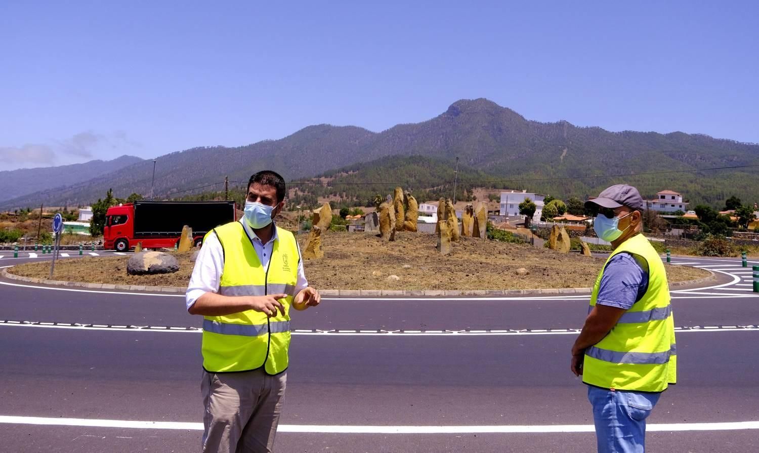 Borja Perdomo(d), consejero de Infraestructuras  del Cabildo de La Palma, en la turboglorieta  de la recta de Padrón (El Paso).
