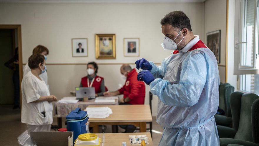 Francisco, trabajador sanitario de Cruz Roja, preparando las vacunas.
