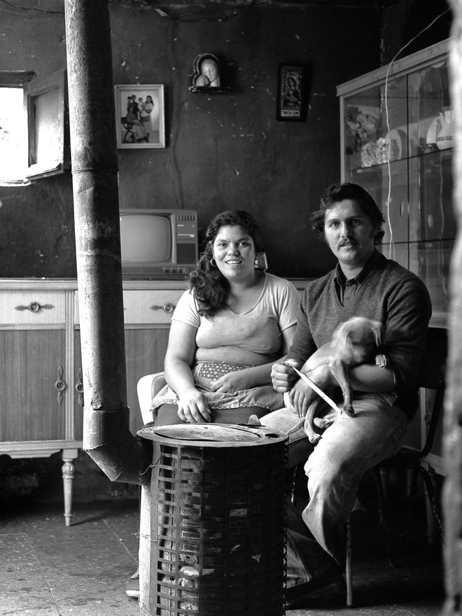 Dos vecinos dentro de una de las barracas, en una fotografía tomada en noviembre de 1983.