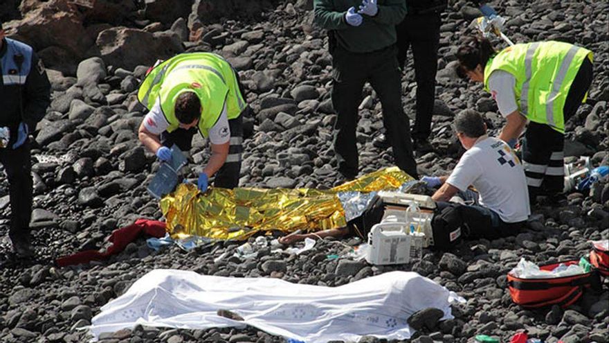 Encontrar a un familiar desaparecido entre los naufragios de la ruta canaria