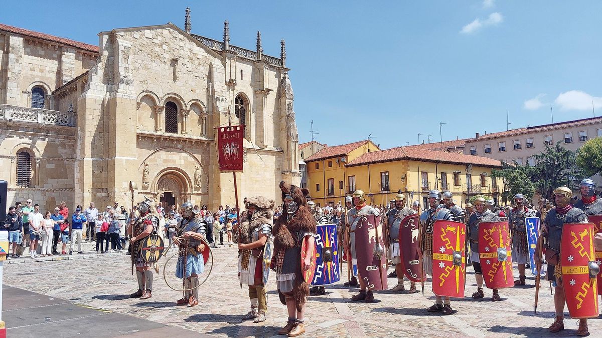 Reconstruccionistas de la Legio VII Gemina formados en el Natalicio 2025 en San Isidoro.