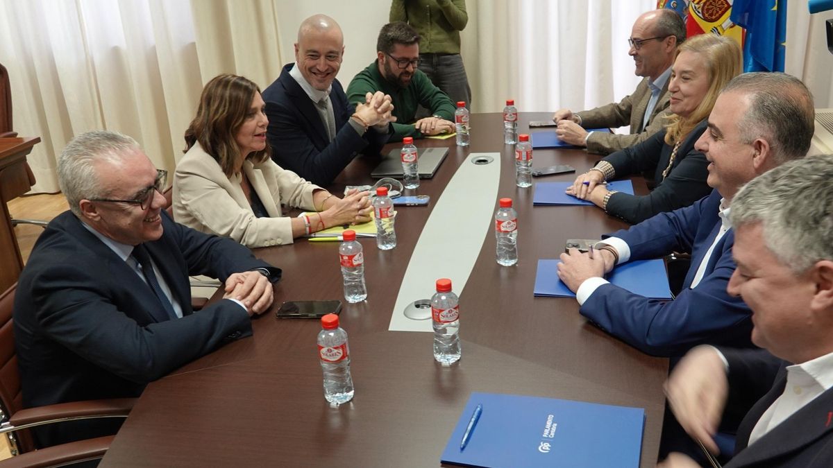 PP y PRC vuelven a la mesa de diálogo en Cantabria: 50 minutos de reunión y silencio ante los medios