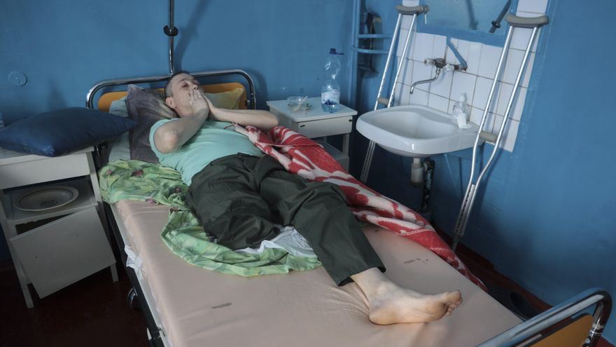 Un herido en el hospital de Járkov, Ucrania. EFE/EPA/STANISLAV KOZLIUK