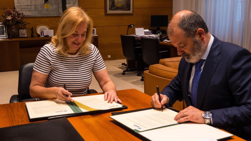 La presidenta del Parlamento de Cantabria, María José González Revuelta, y el rector de la Universidad Europea del Atlántico, Rubén Calderón
