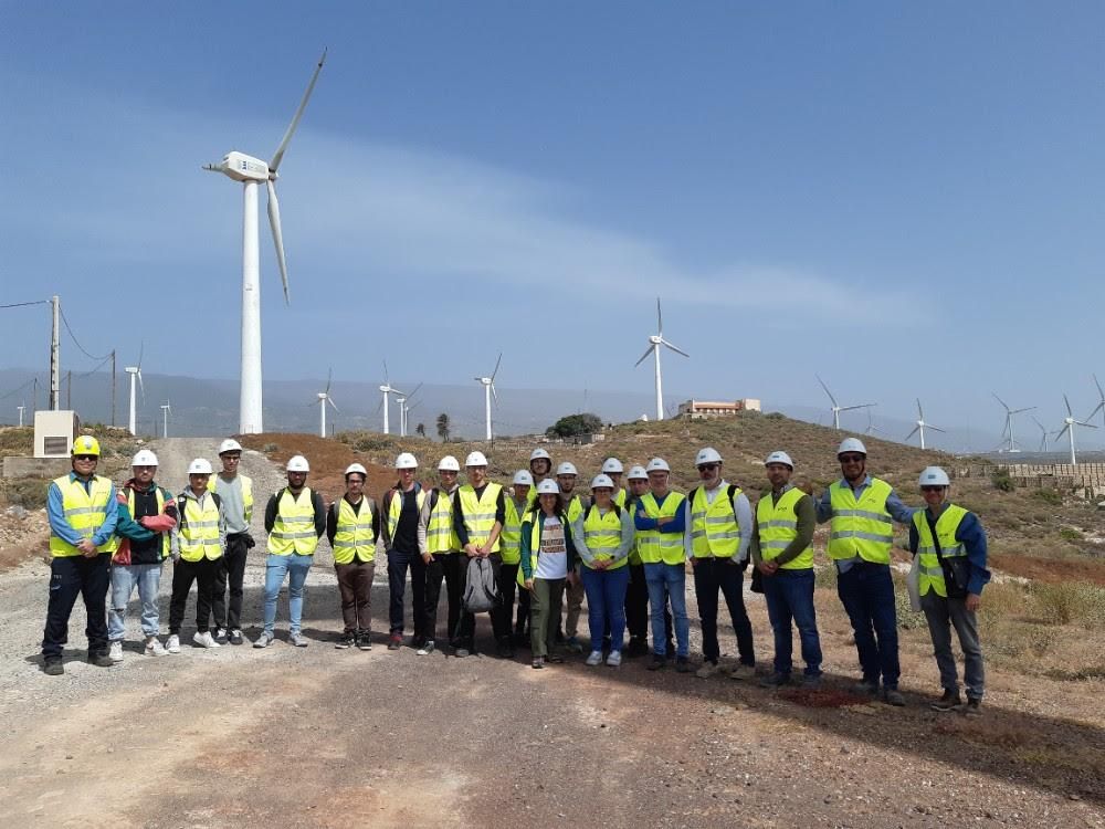 En la imagen, un momento de la visita del alumnado al parque eólico de Arico.