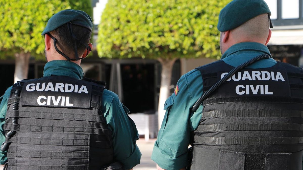 Imagen de archivo de dos agentes de la Guardia Civil.