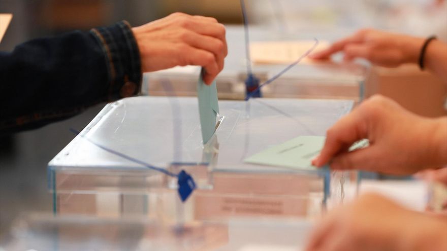 Una persona ejerce el derecho a voto este 28 de mayo de 2023 en Palma, Illes Balears.