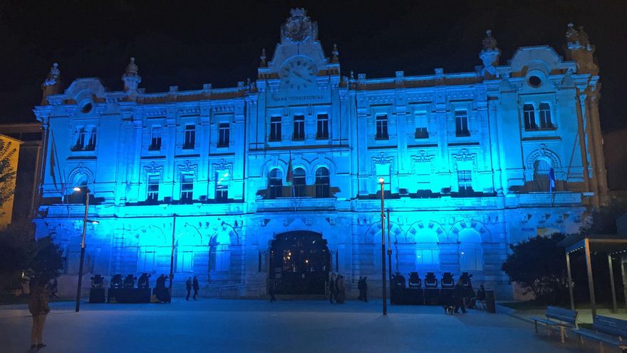 Archivo - La fachada del Ayuntamiento iluminada de azul