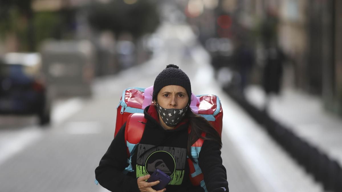Miles de jóvenes recorren las ciudades en bicicleta o moto, pendientes de una pantalla que asigna pedidos, calcula tiempos, mide rendimientos y puede bloquearlos sin explicaciones.