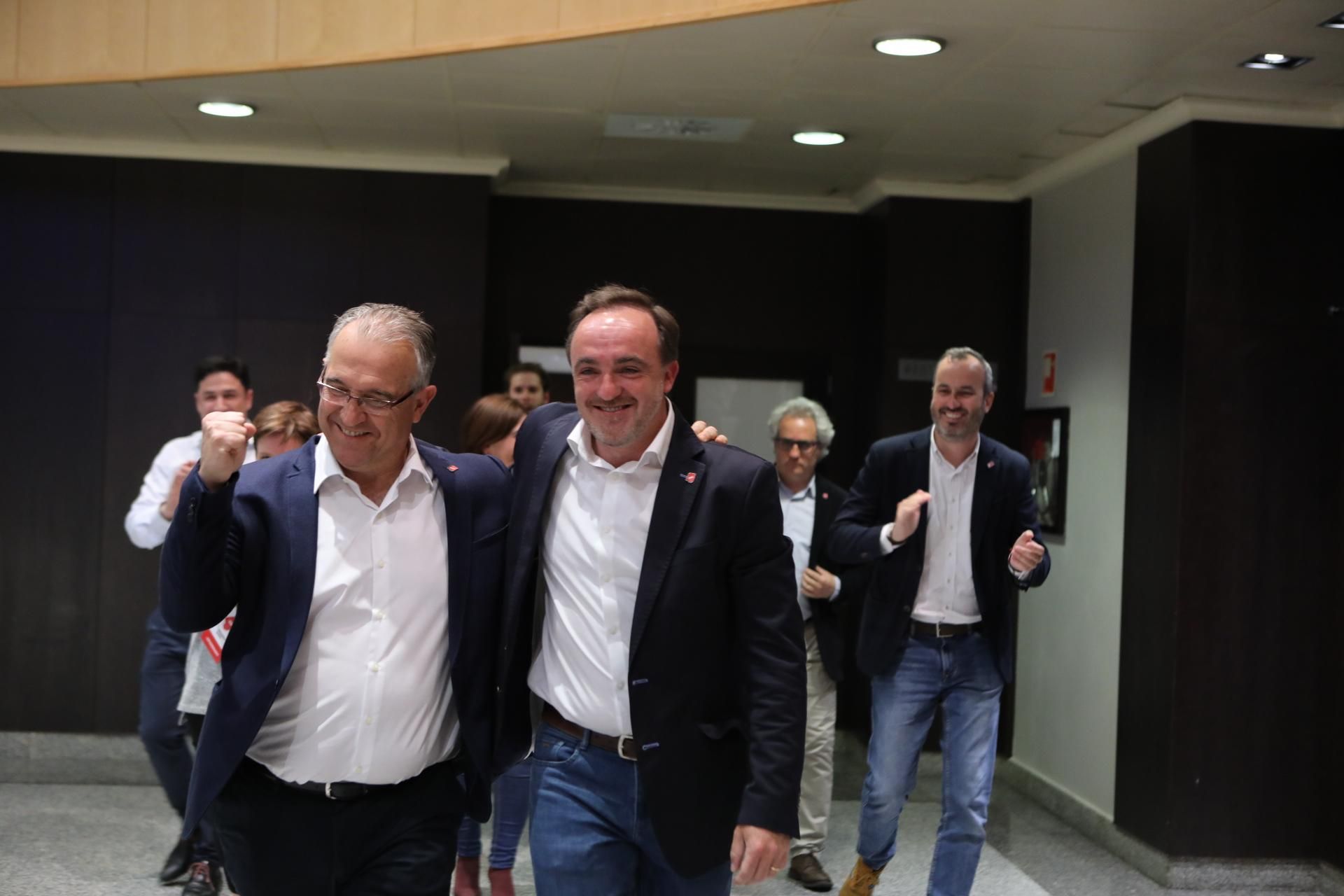 Los candidatos de Navarra Suma a la alcaldía de Pamplona, Enrique Maya, y a la presidencia de la Comunidad de Navarra, Javier Esparza, celebran la victoria electoral.