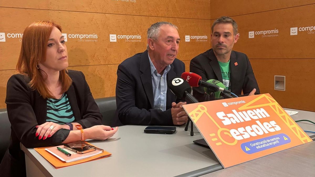 El síndic de Compromís, Joan Baldoví; su portavoz de Educación, Gerard Fullana, y su representante en la Diputació de València, Dolors Gimeno, en rueda de prensa.