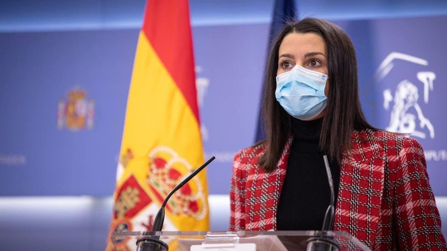 La presidenta de Ciudadanos, Inés Arrimadas, en una rueda de prensa en el Congreso de los Diputados.