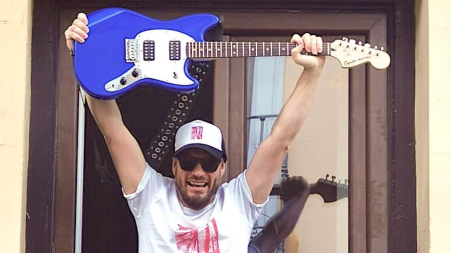 Phillip Stark en su balcón de la calle del Pez fotografiado por sus vecinos de enfrente | SOMOS MALASAÑA
