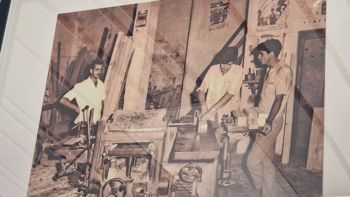 Fotografía antigua donde se ve a los carpinteros trabajando la madera.