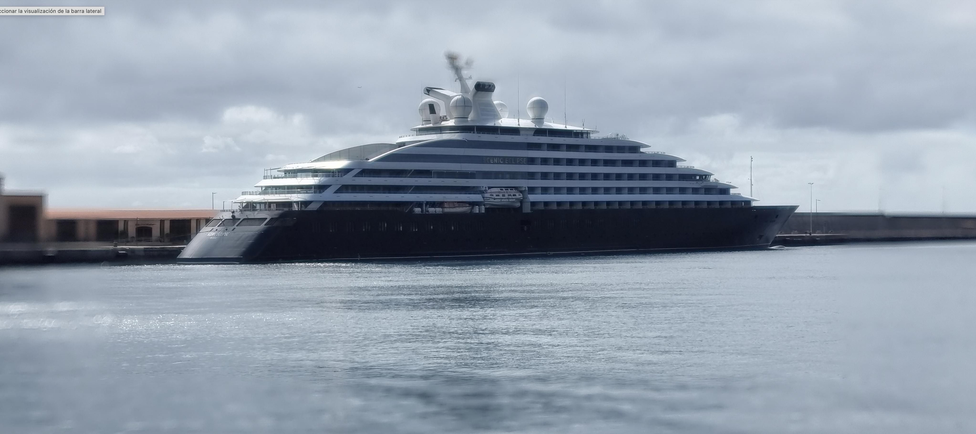 El crucero de superlujo ‘Scenic Eclipse’, este miércoles, en el puerto de Santa Cruz de La Palma.