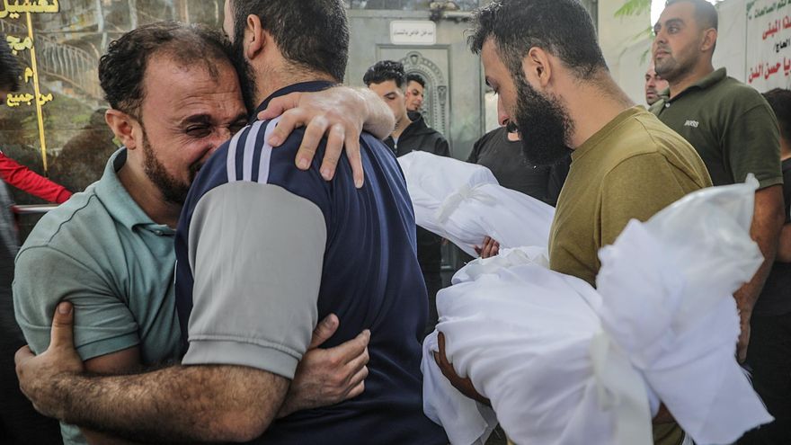 Familiares de víctimas de un bombardeo israelí sobre Gaza.