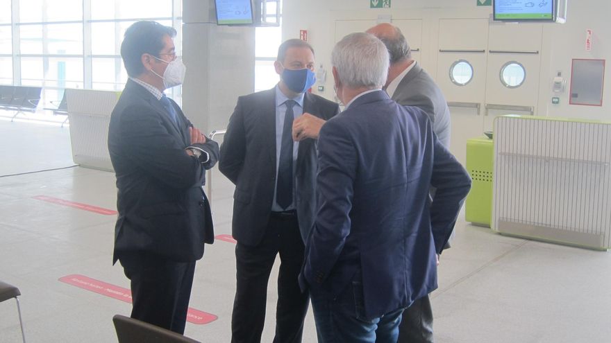 El ministro de Movilidad, José Luis Ábalos, junto al presidente del Cabildo de Tenerife, Pedro Martín, el delegado del Gobierno en Canarias, Anselmo Pestana y el consejero de Obras Públicas, Sebastián Franquis, en una visita al aeropuerto Tenerife Sur