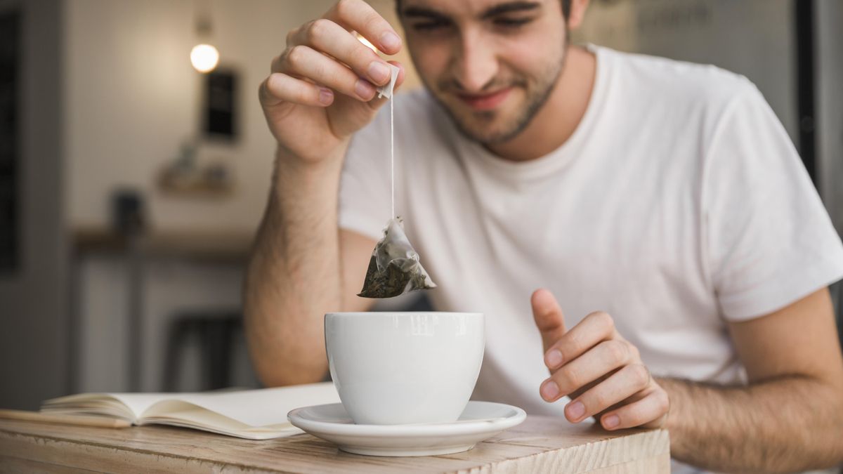"Los tés de bolsita contienen los restos de las grandes plantaciones. El brote se separa en las fábricas y con eso es con lo que se hace el té de verdad. Con lo otro se hacen las bolsitas”, dice la productora de té Beatriz Piñeiro.