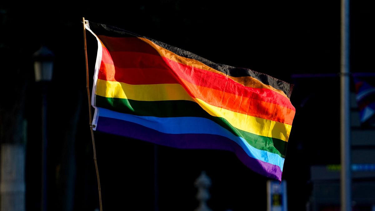 La bandera LGTBI durante una manifestación centrada en el colectivo trans, a 28 de junio de 2021, en Madrid, (España). Convocada por Orgullo Crítico, la marcha tiene como objetivo mostrar su apoyo al colectivo trans coincidiendo con el Día Internacional d