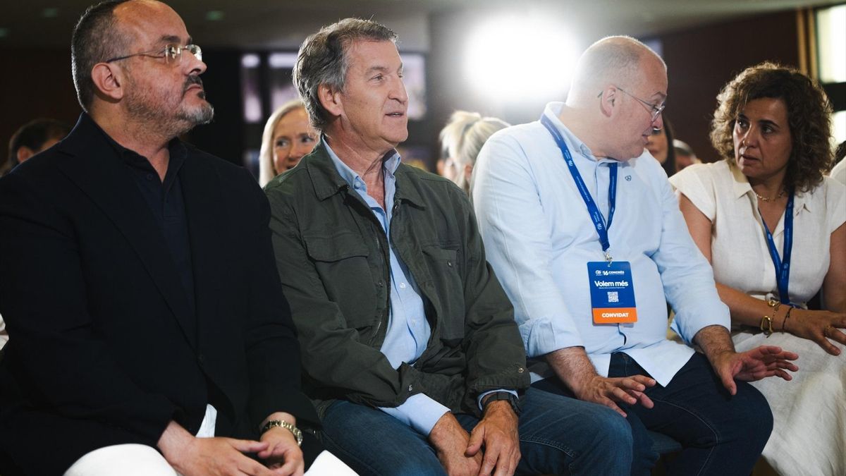 Alberto Núñez Feijóo y Alejandro Fernández, juntos durante el congreso del PP catalán