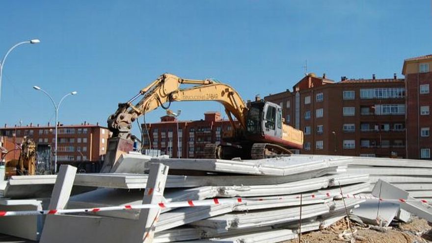 Paneles desmontados del 'nuevo' edificio de Lidl desmontado por fallo estructural. Foto: Uribe.