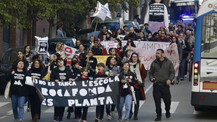 Manifestaciones en Catalunya contra el cierre de aulas de escuelas públicas por la caída de la natalidad