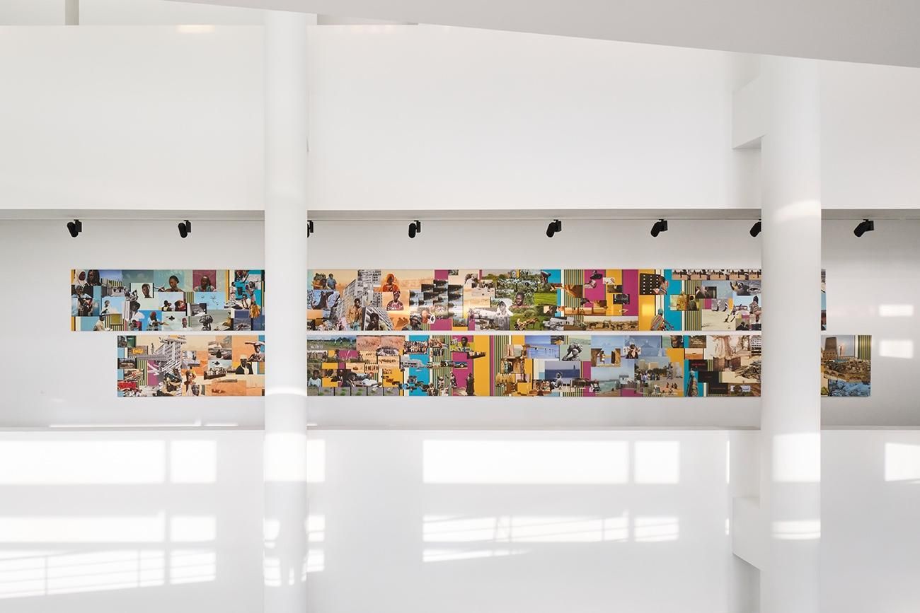 Mural titulado 'A Massive Concentration of Black Interscalar Energy, que cuelga a la entrada de la muestra 'Proyectar un planeta negro. El arte y la cultura de Panáfrica', que acoge el Museu d'Art Contemporàni de Barcelona (MACBA).