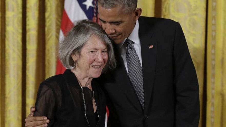 Louise Glück en la entrega de la Medalla Honorífica de Humanidades junto a Barack Obama. Foto: GTRES.