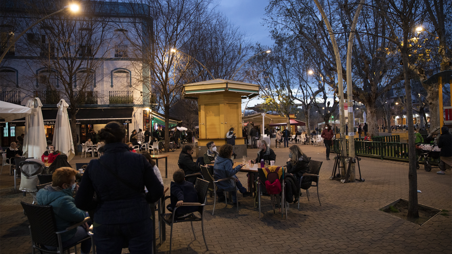 Archivo - Veladores de bares en la Alameda de Hércules