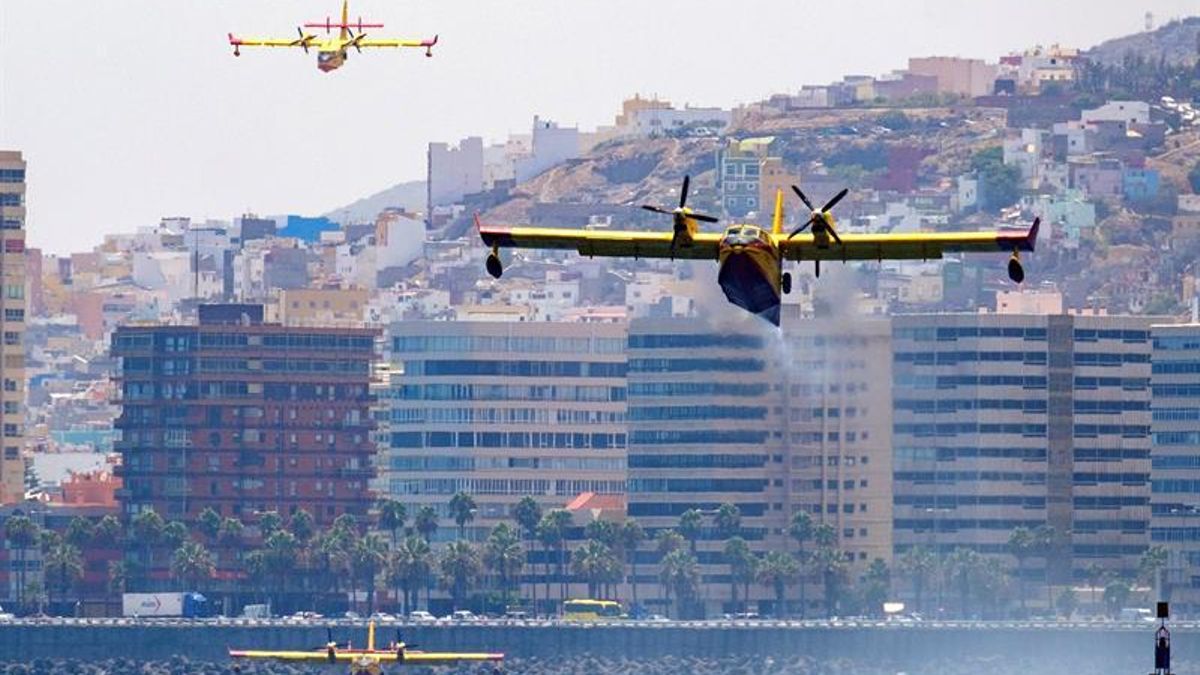 Fotogalería | Despliegue de medios aéreos para combatir el fuego en Gran Canaria