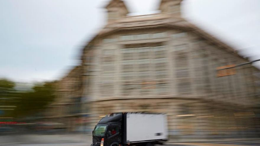 Un transportista conduce por el centro de Barcelona.