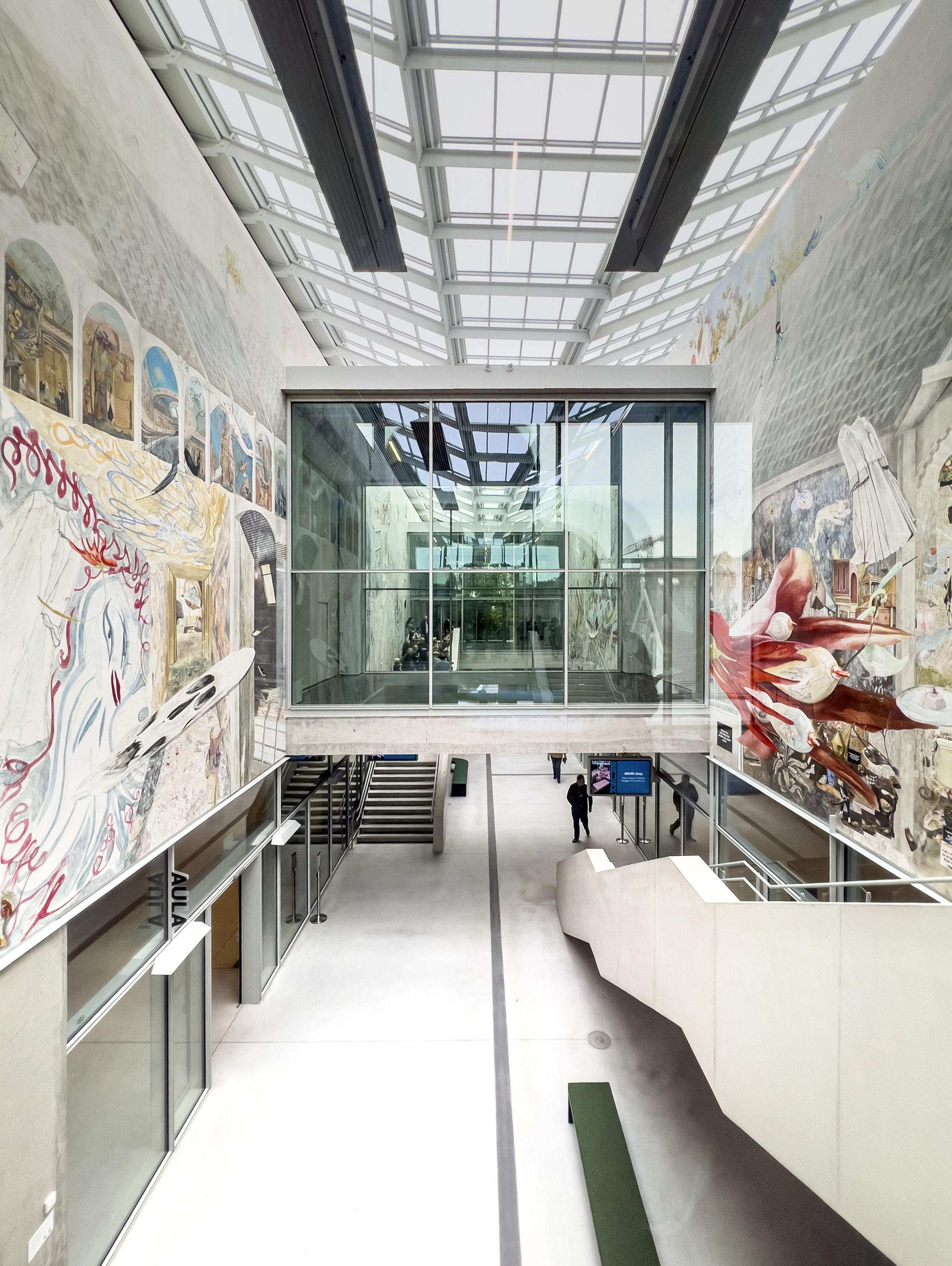 Escalera y frescos de Laure Provost, en BRUSK