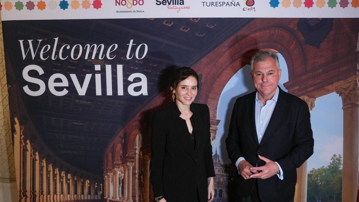 El alcalde de Sevilla, José Luis Sanz, junto a la presidenta de la Comunidad de Madrid, Isabel Díaz Ayuso, en la presentación de la Bienal de Flamenco en Nueva York