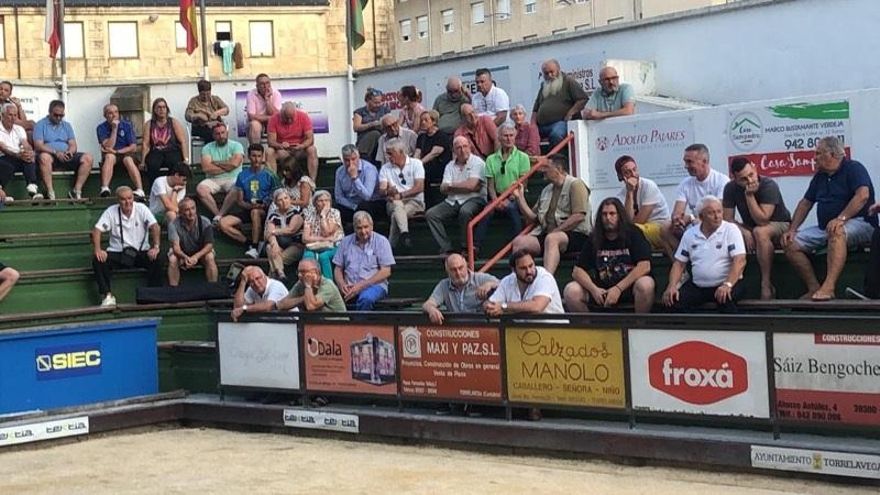 El consejero de Economía, Luis Ángel Agüeros, asiste en Torrelavega al partido de la Apebol