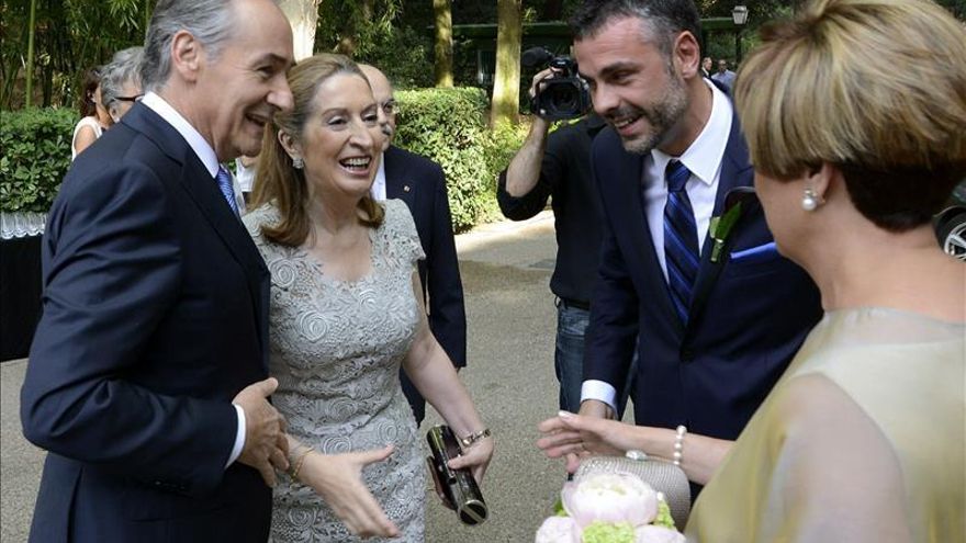 El conseller Vila se casa con su novio y asiste la ministra Pastor y Artur Mas