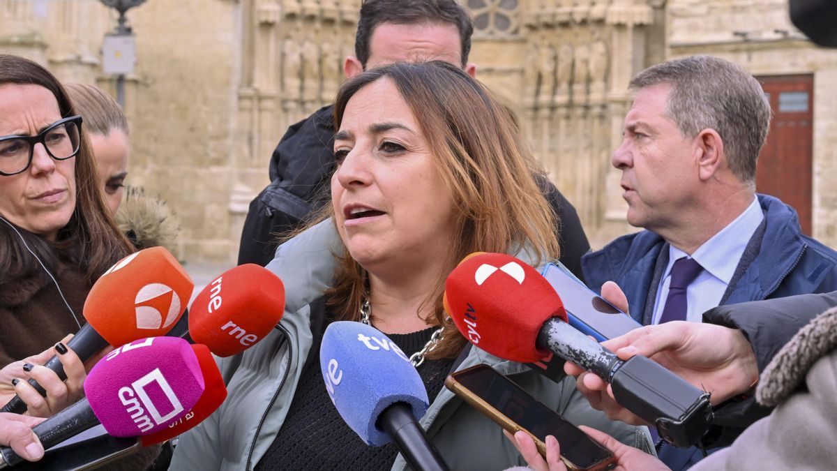 La secretaria general del PSOE de Palencia, Miriam Andrés, atiende a los medios de comunicación.