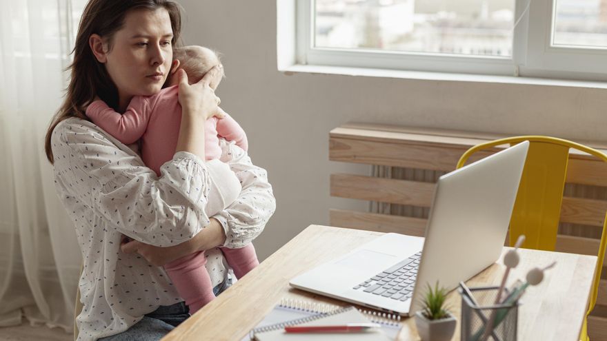 Una psicóloga, sobre la carga física y mental de las madres: “Un Google Calendar humano que no descansa ni cuando te sientas”