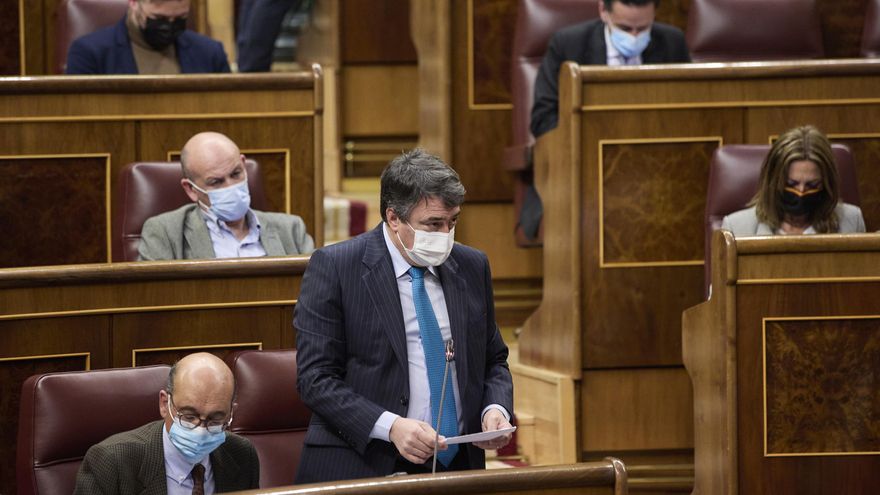El portavoz del PNV en el Congreso de los Diputados, Aitor Esteban, interviene en un pleno en el Congreso de los Diputados, a 15 de marzo de 2022, en Madrid (España). Los socios parlamentarios del Gobierno de coalición han decidido presionar al Ejecutivo