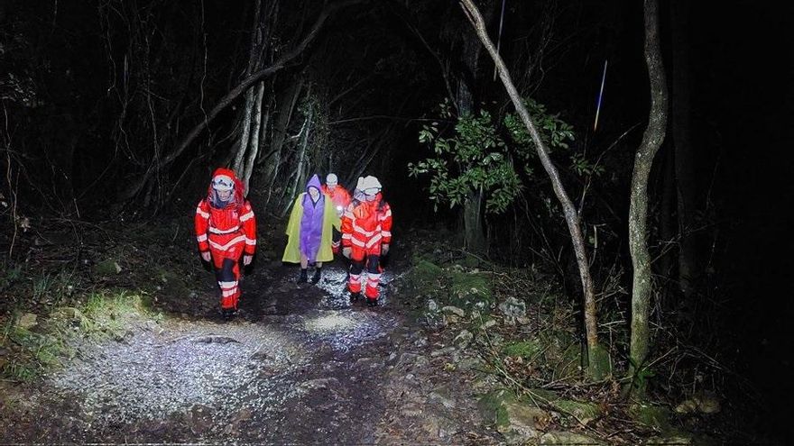 Rescatada una pareja que no podía continuar la ruta del Faro del Caballo porque había cabras en las escaleras
