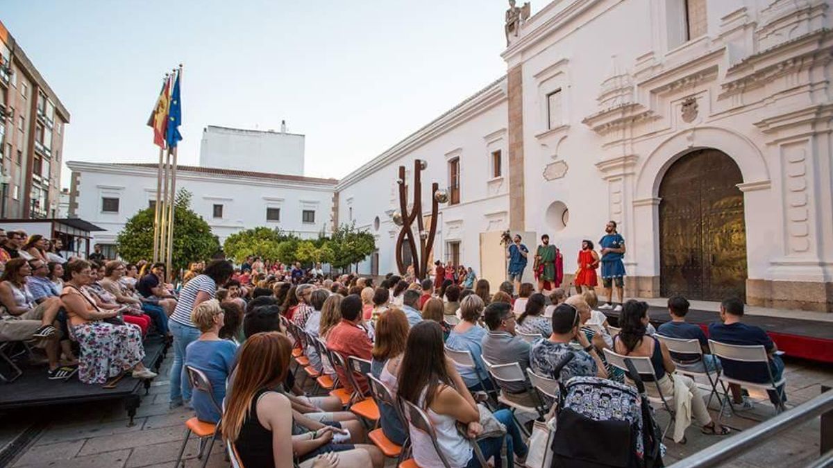 Patio de los Naranjos de la Asamblea de Extremadura durante una representación teatral. Imagen de archivo