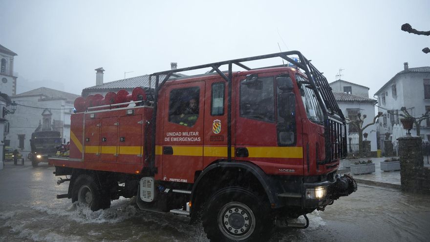Miembros de la UME trabajan en labores de achique de agua en calles y vivendas de la localidad gaditana de Grazalema (Cádiz) | EP