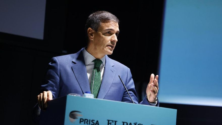 Archivo - El presidente del Gobierno, Pedro Sánchez (i), saluda a los responsables de los Servicios de Eemergencias qeu trabajan en la zona afectada por el accidente ferroviario ocurrido en Adamuz.