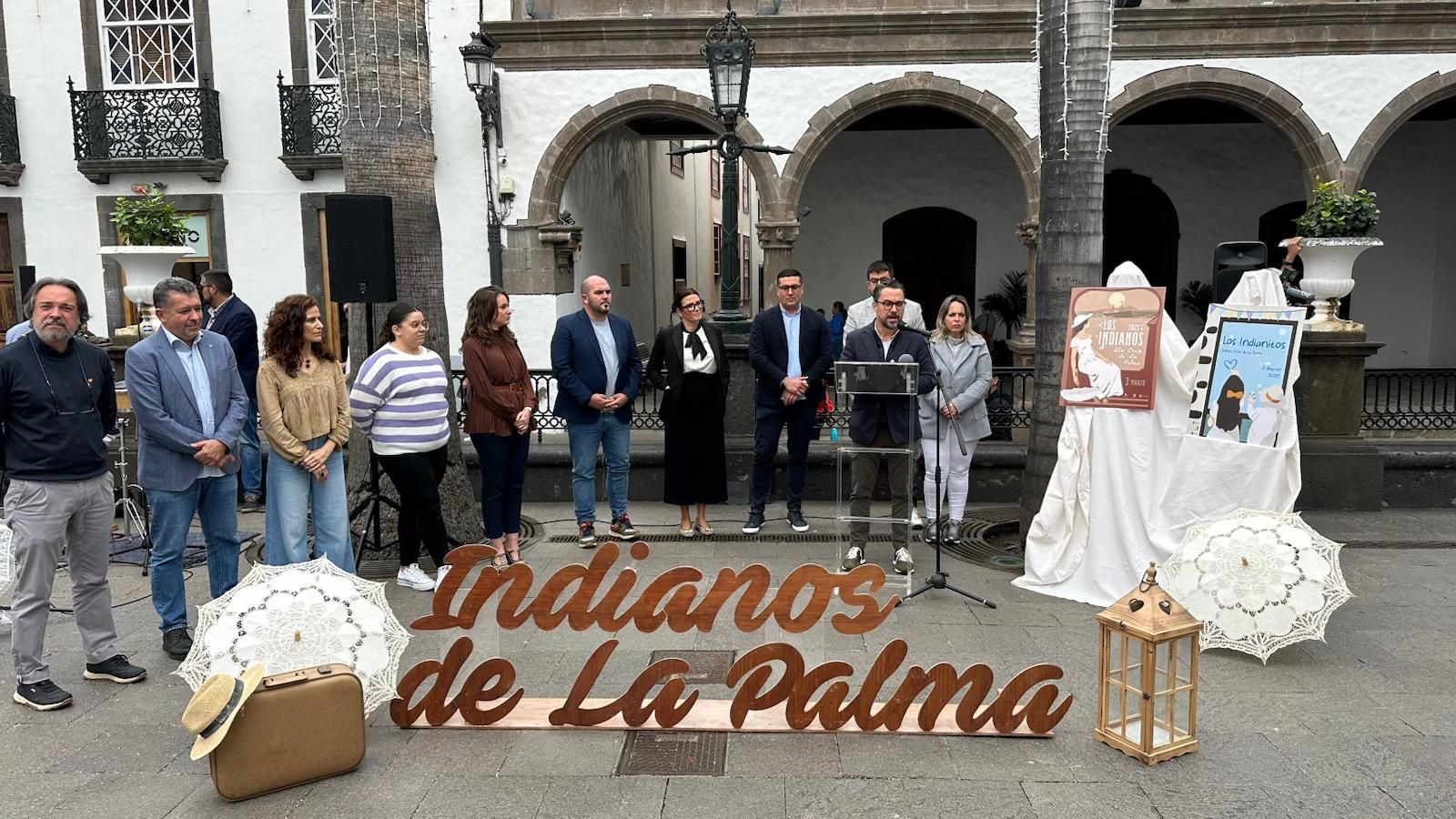 Presentación de los dos carteles.