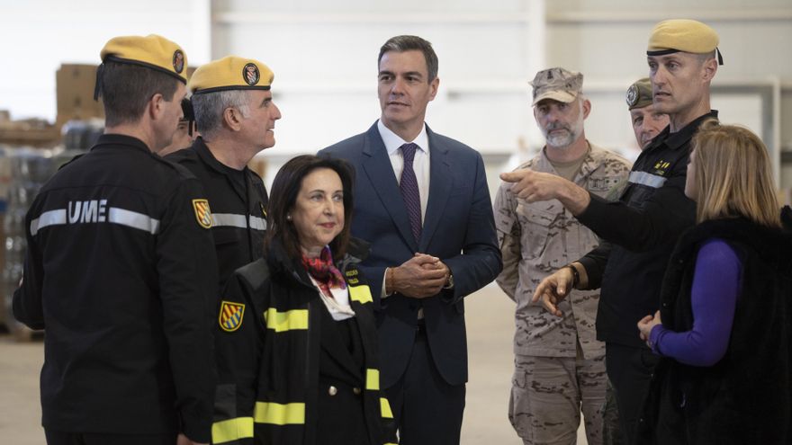 Archivo - El presidente del Gobierno, Pedro Sánchez (3d), y la ministra de Defensa, Margarita Robles (2i) visita las unidades del Ejército que colaboran en la ayuda y reconstrucción de la DANA en el Cuartel General Terrestre de Alta Disponibilidad de Béte