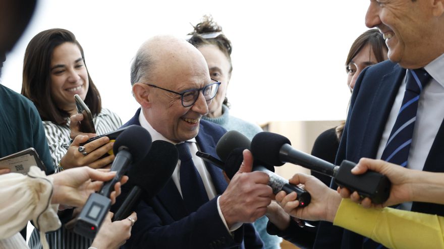 El juez indaga si el bufete de Montoro creó un "entramado societario" para desviar fondos